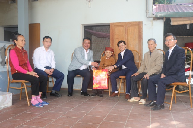 Thăm, tặng quà Mẹ Việt Nam Anh hùng Đoàn Thị Diệp